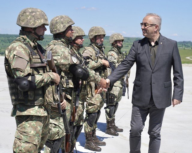Meglátogatta a Romániában alakult NATO-harccsoportot a belga védelmi miniszter