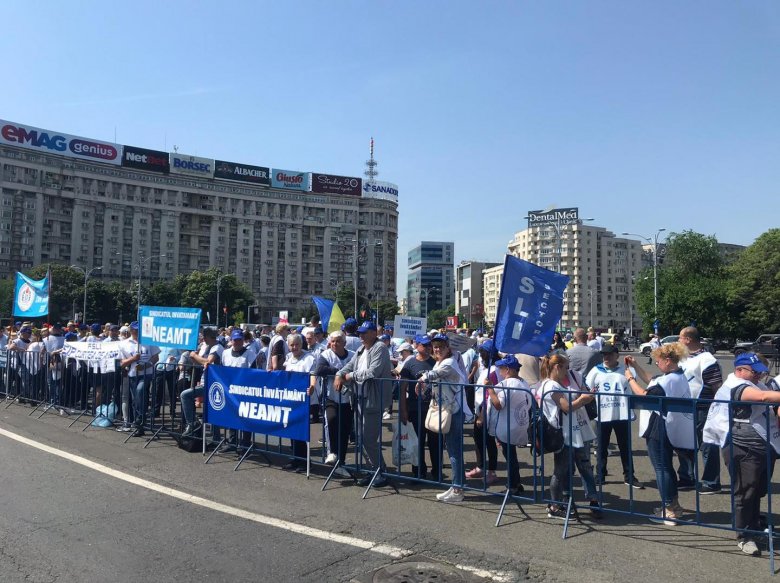 Zuhanórepülésben a tanári fizetések vásárlóereje: ismét béremelésért tüntettek Bukarestben
