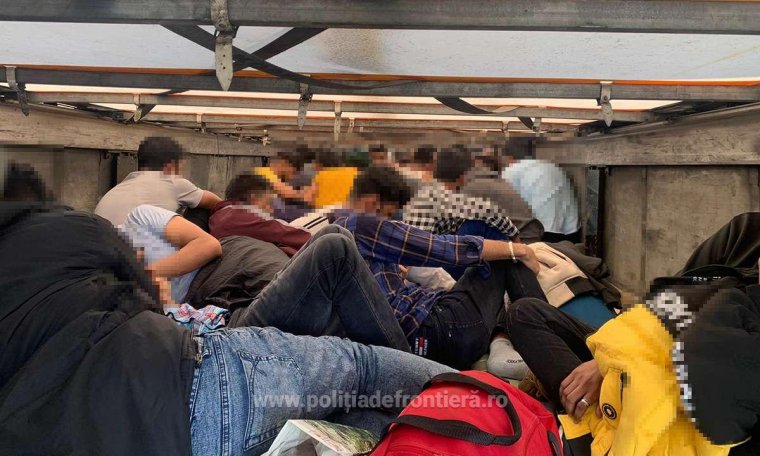 Több mint száz illegális bevándorlót találtak három járműben Nagylaknál