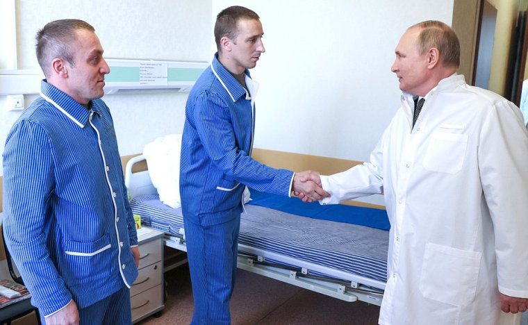 Putyin a háború kezdete óta először látogatott meg sebesült katonákat