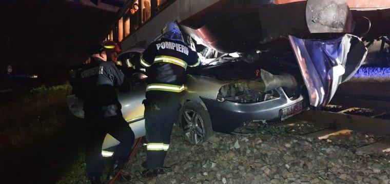 Szörnyethalt a vonat elé hajtó 19 éves sofőr Szatmárnémetiben, két fiatal utasa túlélte a balesetet
