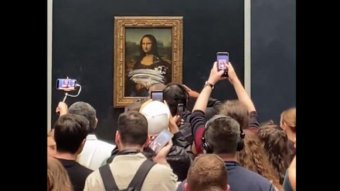 A „Földért” támadt tortával a Mona Lisára egy magát kerekesszékes nőnek álcázó férfi