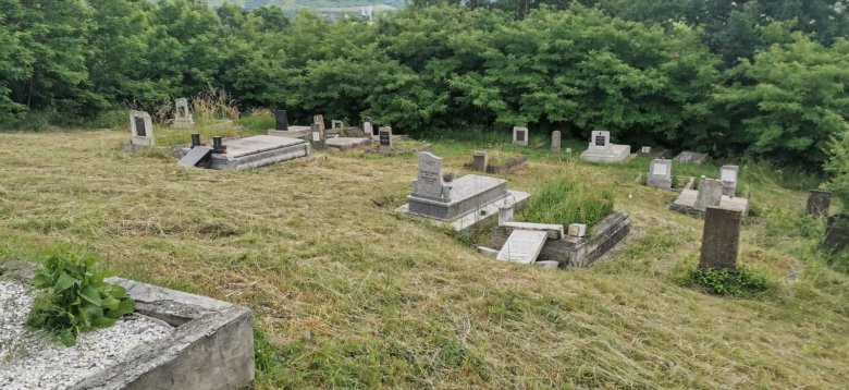 Temetőgyalázás fényes nappal: tizenhárom sírkövet döntöttek le a magyarbölkényi temető református részén