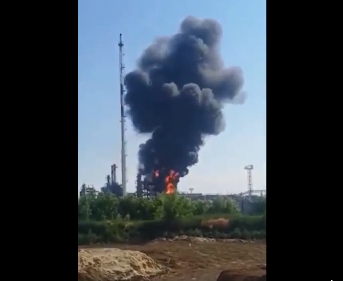Tüzet okozott egy ukrán drón a legnagyobb dél-oroszországi olajfinomítóban