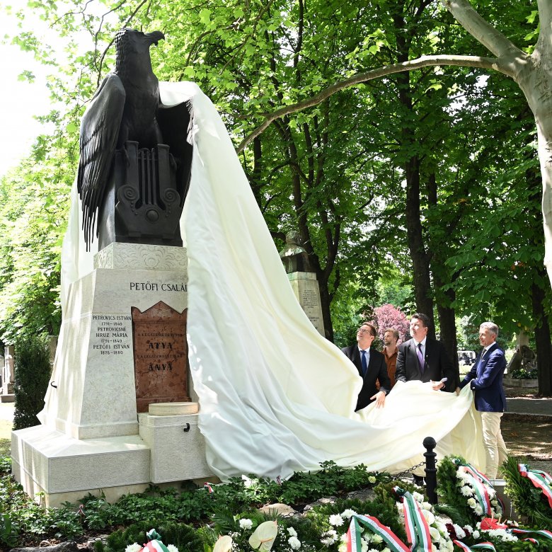 Felavatták a Petőfi család felújított síremlékét Budapesten