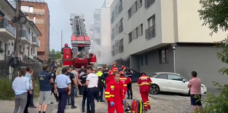 Kolozsvári tömbházból menekítettek ki lakókat, szállítottak kórházba sérülteket egy lakástűz nyomán