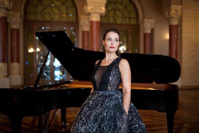 Erdélyi zeneiskolák „felhangolása”: határon túli fiatal tehetségeket segít Fejes Krisztina magyarországi zongoraművész