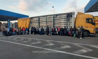 Kísértetek helyett háromtucatnyi migráns bújt elő a román koporsószállító kamionból