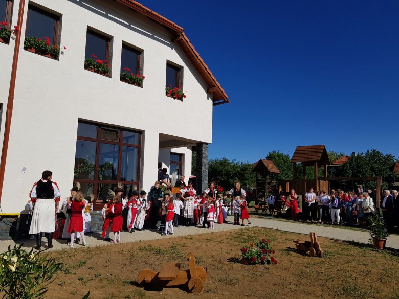 Román gyerekeket is követel a magyar állami pénzből felépült óvodába a PSD Bánffyhunyadon