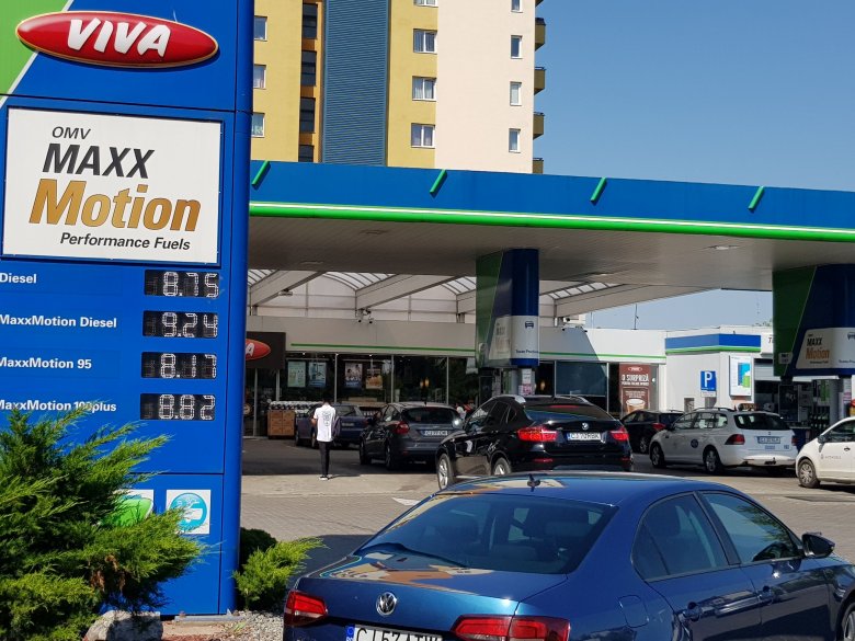 Virgil Popescu: az üzemanyagáraknak is követniük kellene a kőolaj árának zsugorodását