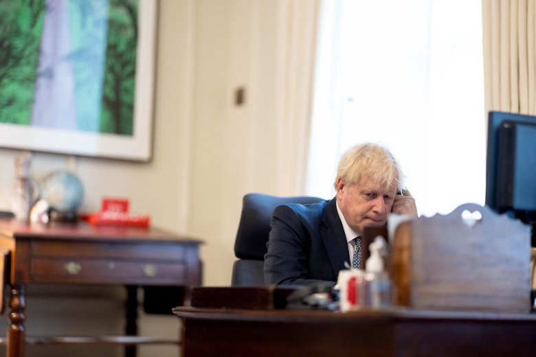 Miniszterei hiába kérlelik távozásra és hagyják faképnél, ragaszkodik a székéhez a brit kormányfő