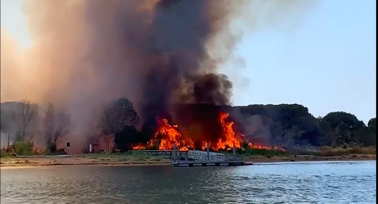 Erdőtüzek Európában: Itáliában tengerbe menekültek a turisták, Portugáliában lezuhant egy tűzoltó repülőgép