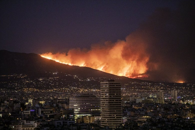 Tovább pusztítanak az erdőtüzek Európában, helikoptereket és repülőket vetettek be Athén kapuinál
