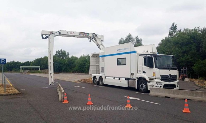 Röntgenkapuval átvilágított teherforgalmi sávot nyitottak a magyar–román határon