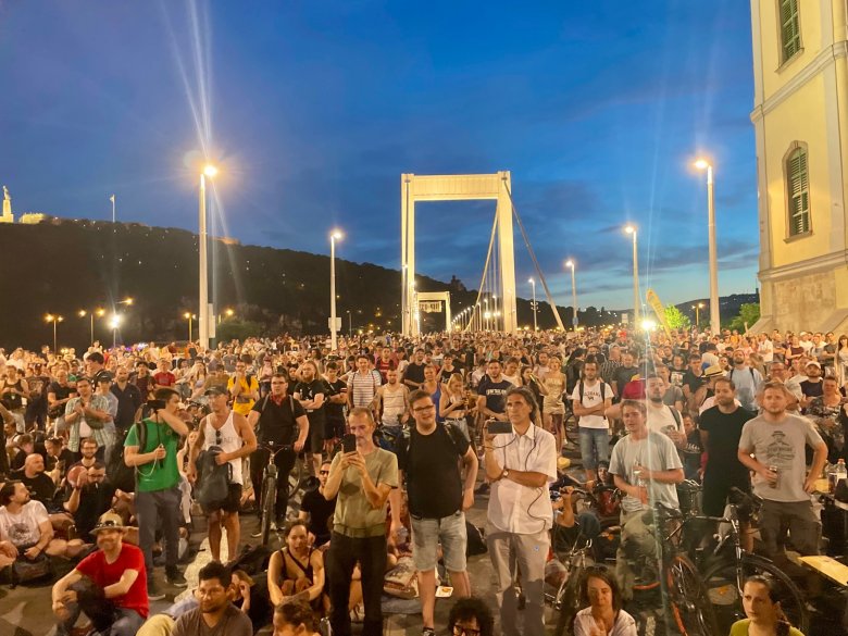 „Hídfoglaló piknik”: ismét tüntettek a magyar kormány kata-törvénye ellen Budapesten