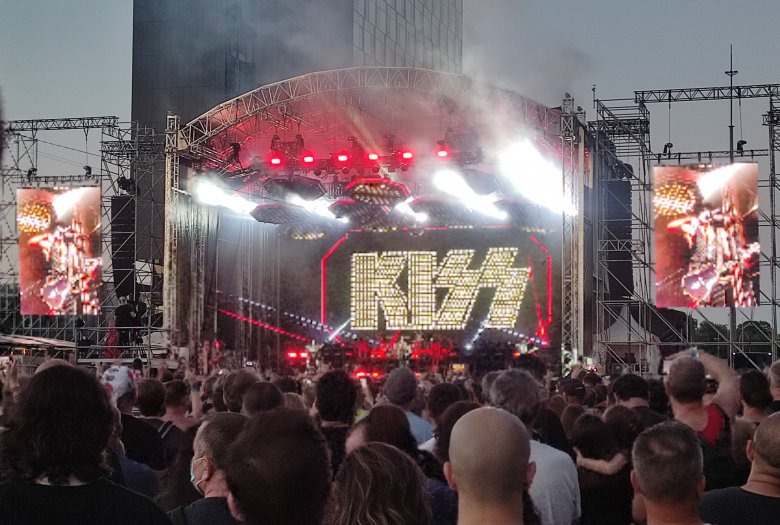 Első és valószínűleg egyben utolsó romániai koncertjén a Kiss megmutatta, hogy milyen egy igazi rock-show
