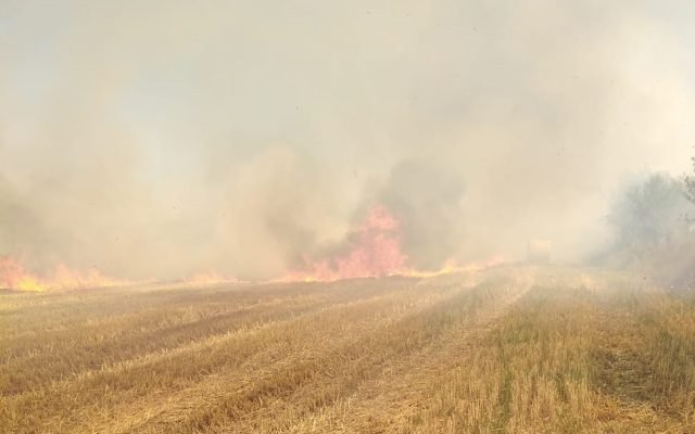 Kigyulladt egy bálázógép, szalmával borított terület áll lángokban Nagyenyed közelében