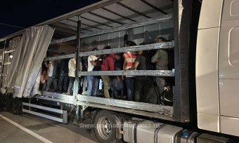 Hetvenöt bevándorlót találtak egyetlen kamionban a román-magyar határon