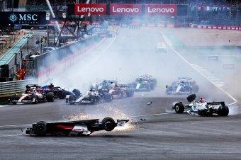 Óriási baleset történt a Forma-1-es Brit Nagydíjon, a versenyt félbeszakították, a futamot végül Carlos Sainz nyerte (FRISSÍTVE)