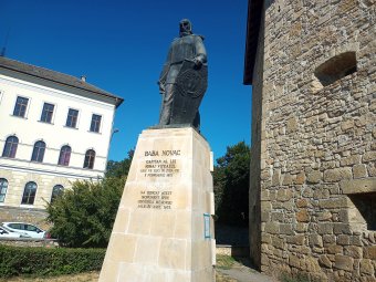 Lekerült a magyarellenes felirat a kolozsvári Baba Novac-szobor talapzatáról