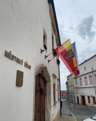 Hivatalosan el nem ismert, történelmi morva zászlókat tűztek ki a morvaországi polgármesteri hivatalok
