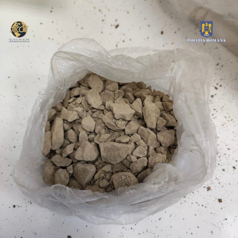 Egy fa gyökerénél elásva találtak négy kiló heroint és több száz ecstasy tablettát a bukaresti hatóságok
