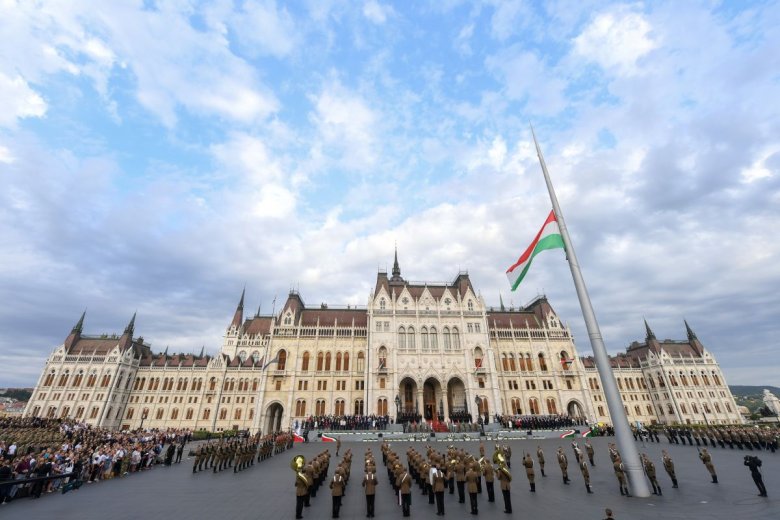 Felvonták Magyarország nemzeti lobogóját az Országház előtt
