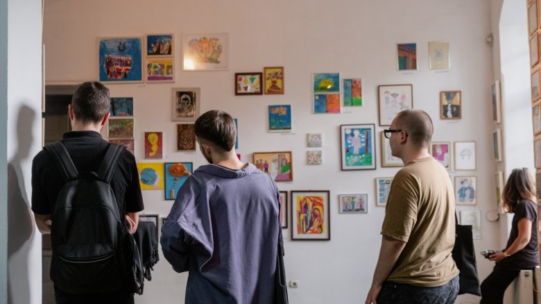 A művészet mindenkié: fogyatékkal élő fiatalok villantották meg tehetségüket az Outsider Art kiállítás keretében