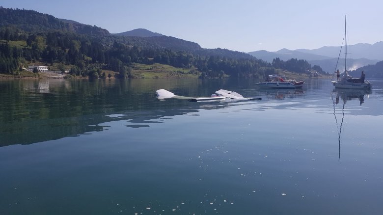 A Beszterce-Naszód megyei Kolibica-tóba zuhant egy kisrepülőgép, a pilótája életét vesztette