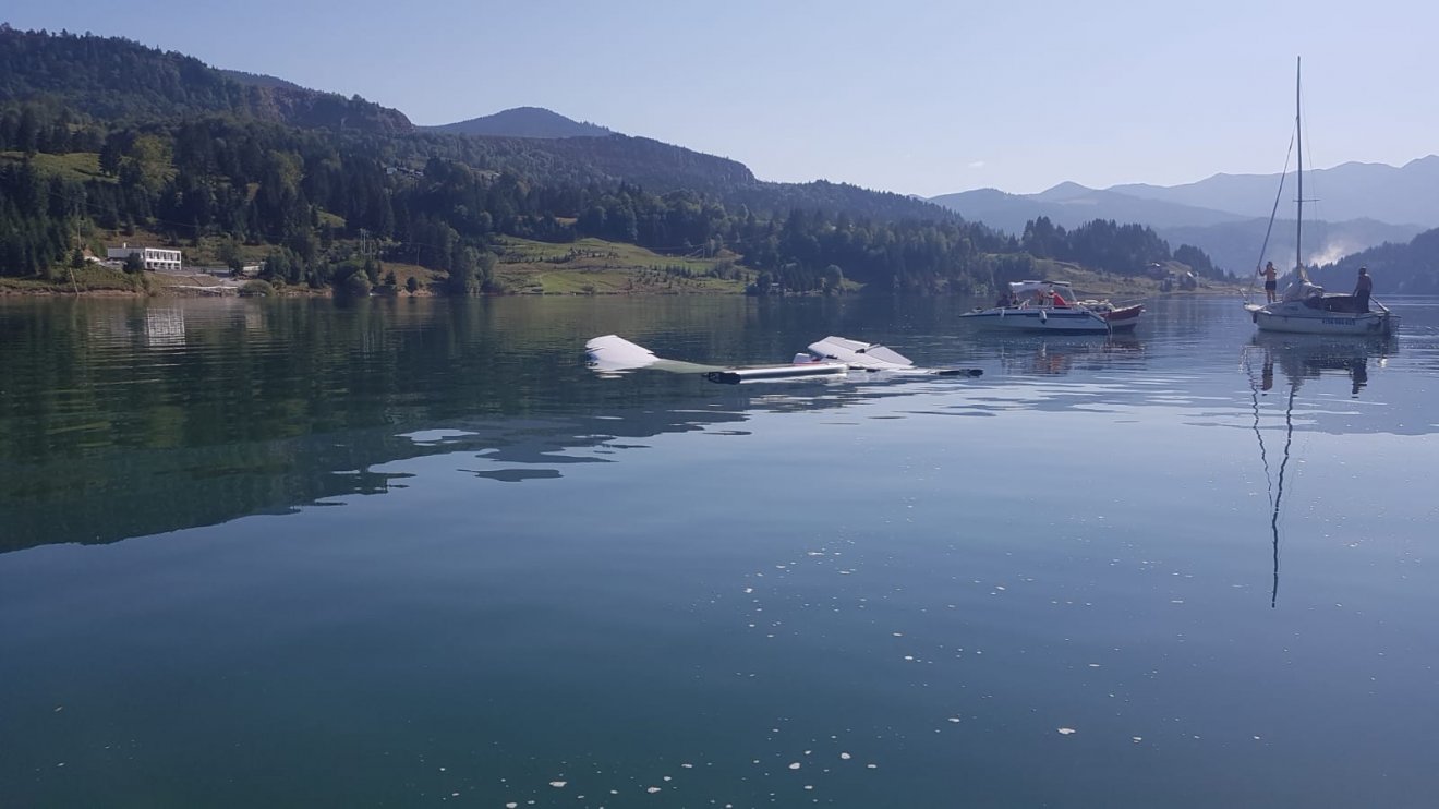 A Beszterce-Naszód megyei Kolibica-tóba zuhant egy kisrepülőgép, a pilótája életét vesztette