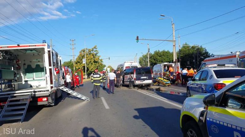 Utasokat szállító kisbusz és három személygépkocsi ütközött össze Aradon
