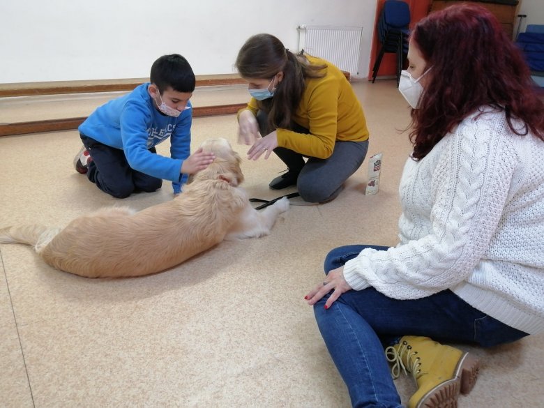 Kutyaterápiával segítik a gyermekek fejlődését a kolozsvári Kozmutza Flóra-iskolában