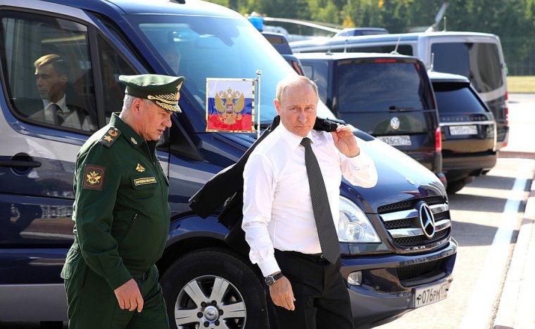 Putyin leváltotta a védelmi miniszterét, és egy civilt tett a helyére