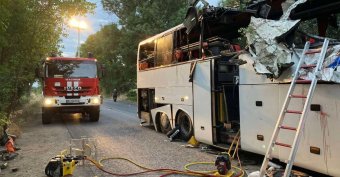 Bulgáriai buszbaleset: vádat emeltek a sofőr ellen; úgy tűnik, gyorshajtás miatt vesztette el uralmát a jármű felett