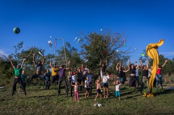 Zsonglőrök, egyensúlyozó artisták Kolozsváron az első ízben megszervezett, cirkuszművészetet népszerűsítő fesztiválon