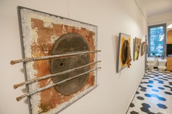 Talált tárgyak „újraélesztése” – Botos Attila sepsiszentgyörgyi művész különleges munkái Kolozsváron