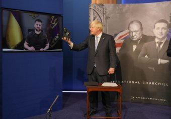 Boris Johnson a példás vezetésért járó Sir Winston Churchill-díjjal tüntette ki Volodimir Zelenszkijt