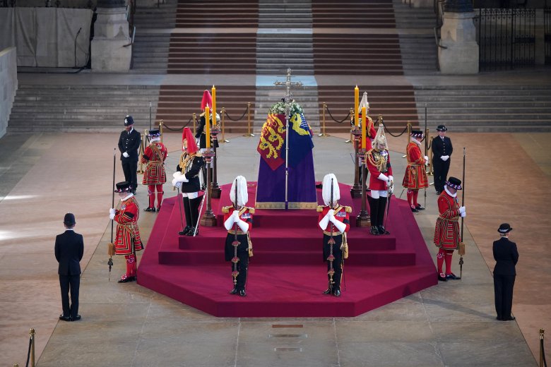 Egész napos szertartássorozaton, példátlan biztonsági intézkedések közepette vesznek végső búcsút II. Erzsébet királynőtől