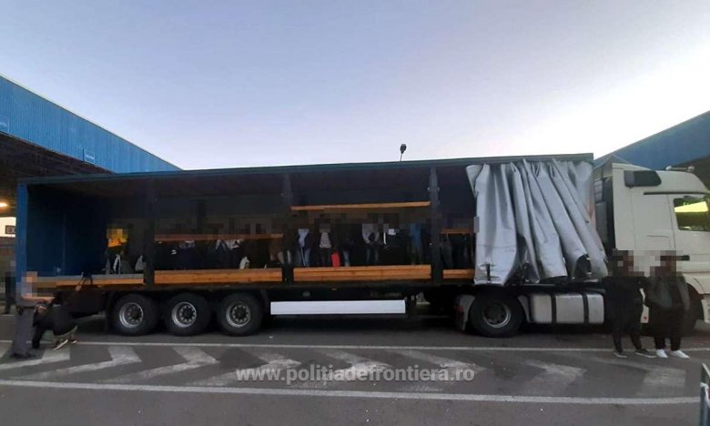 Több mint hetven menekült próbált átjutni egy kamion rakterében Romániából Magyarországra
