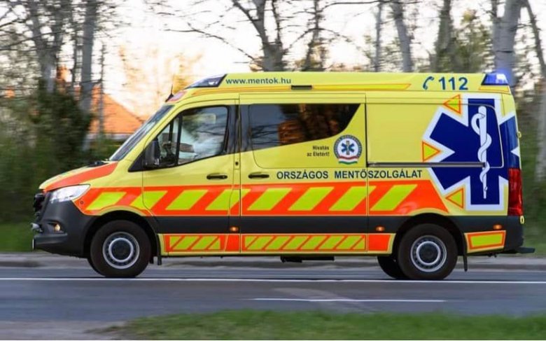 Magyarországi mentőautó személyzete nyújtott elsősegélyt egy Kolozs megyei balesetnél