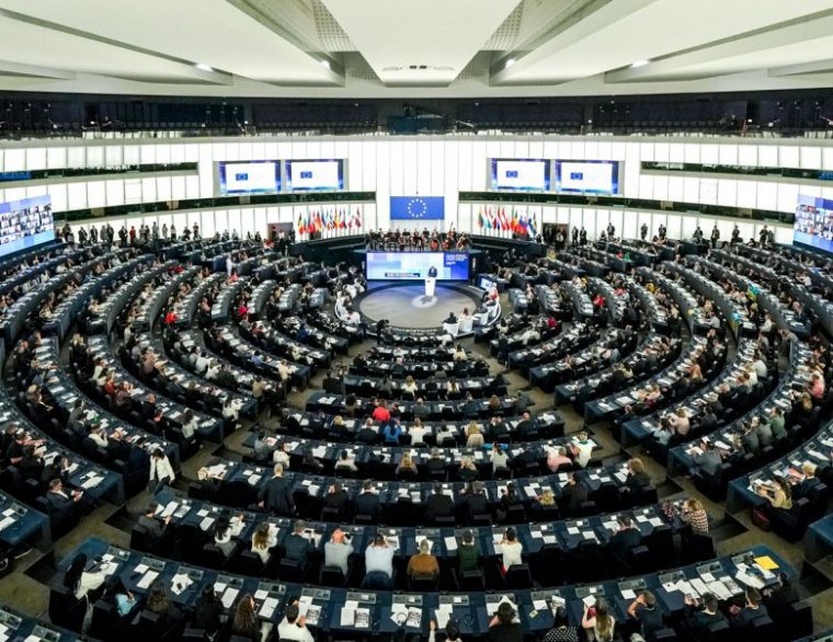 Több mint egy tucat párt és több független jelölt is versenybe száll az európai parlamenti választásokon