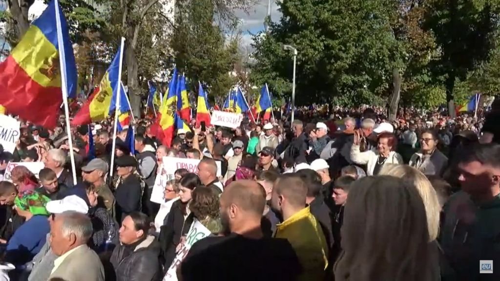 Ezrek követelték Chișinăuban Maia Sandu elnök és a kormány lemondását