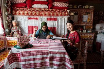 Erdélyben a falvak világa vonzza a távol-keletieket: a kalotaszegi varrottasokat kutatja Seiko Tanizaki japán néprajzos