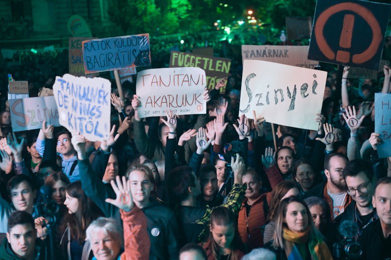 A pedagógusok melletti szolidaritási tüntetést és koncertet tartottak Budapesten