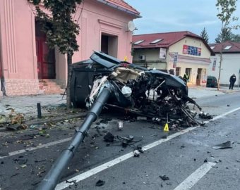 Összeroncsolta a villanyoszlop a száguldó autót, életét vesztette egy fiatalember Kolozsváron