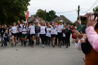Közel kétszáz gyermekkel együtt futottak be a Petőfi-emlékév jótékonysági futásának résztvevői Koltóra