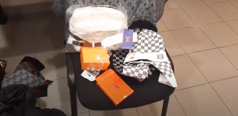 Több millió forintot érő hamis ruhát és táskát találtak egy román kisteherautóban a magyar pénzügyőrök