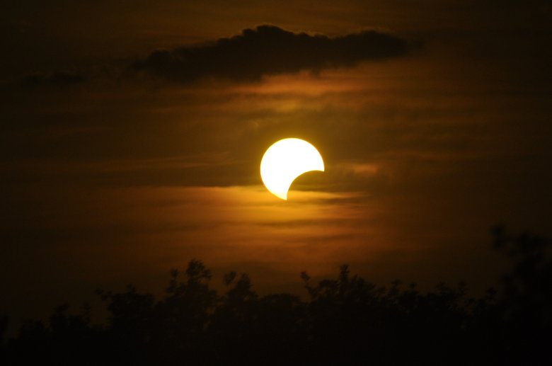 Részleges napfogyatkozás lesz kedden dél körül, a Hold 33–44 százalékban takarja el előlünk a napkorongot