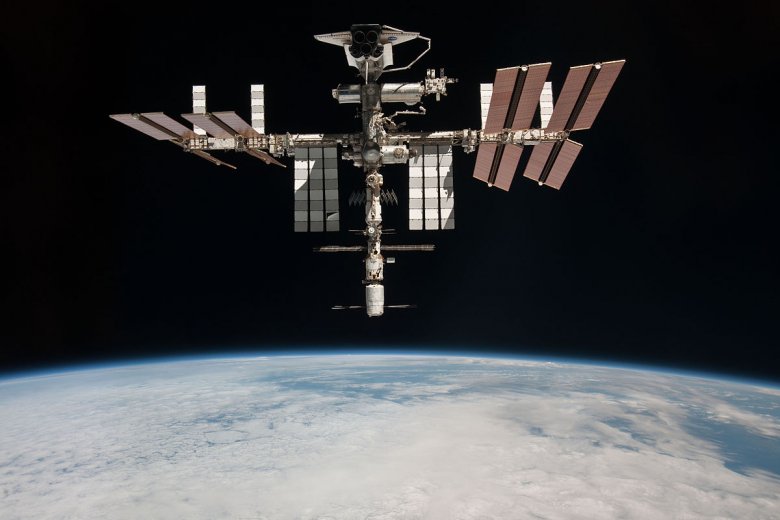Egyre több gondot okoz az űrszemét, módosítani kellett a Nemzetközi Űrállomás pályáját az ütközés elkerülése érdekében