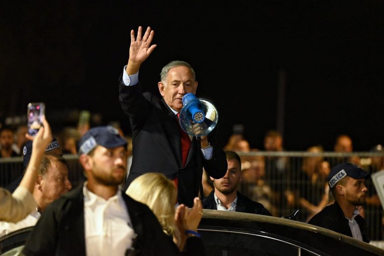 Győzött az izraeli választáson Netanjahu tömbje, visszatérhet a hatalomba az exkormányfő